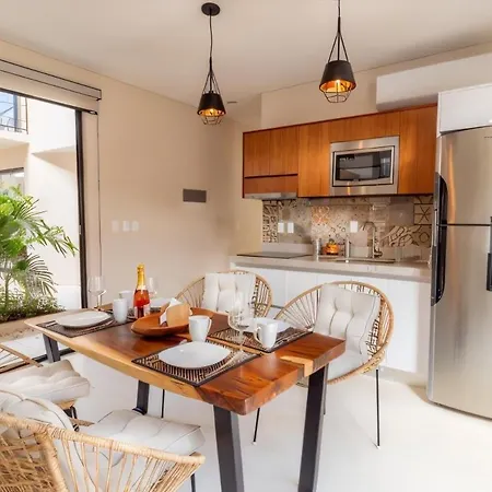 Private Yard & Cool Tub Wifi 1 Bed 3 Guest Apartment